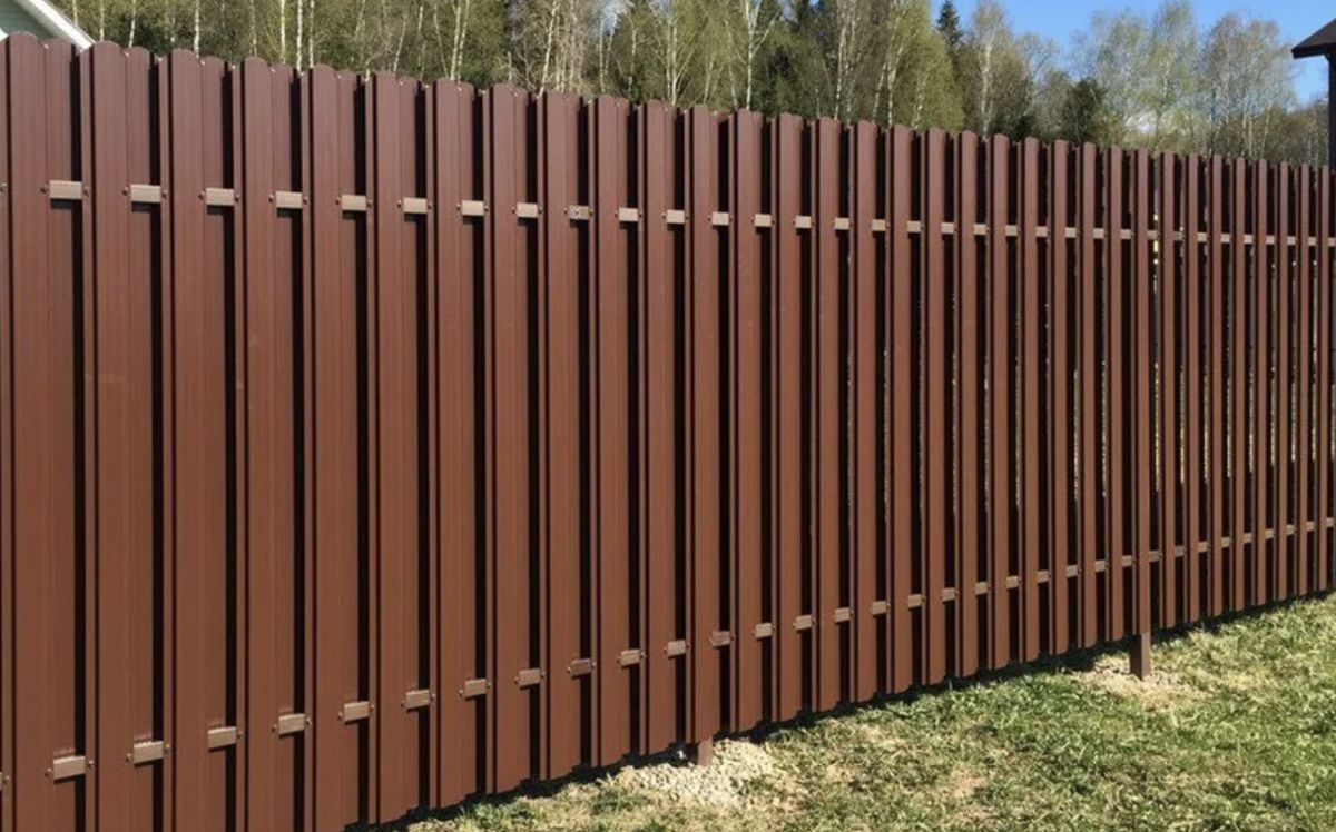 Заборы из металлического штакетника